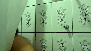 Tomando Banho Gostoso E Dedilhando Minha Bucetinha No Chuveiro!