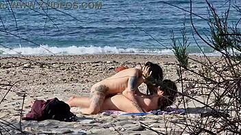 Beach lovers caught in wild squirting doggystyle action! 🌊