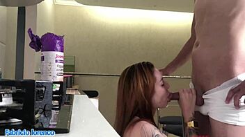 Safada verslindt mijn pik voor romig afneuksel