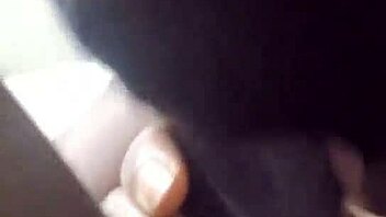 Metiendo esa polla chocolate profunda en su cuerpo apretado