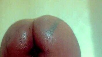 Anita湿逼在脱衣舞俱乐部的狂野夜晚与陌生人