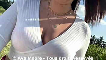 Blonde et brune françaises amateurs font une gorge profonde à un mec chanceux en POV public