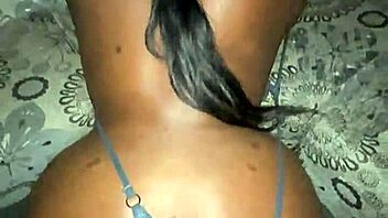 Sıcak üvey kız kardeş bahsi kaybediyor ve şimdi sert sikilmek zorunda