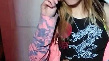 Bonneyuwu seductively licks lollipops in solo scene