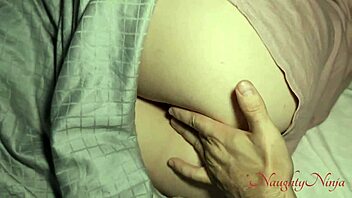 Заварената ми майка ме пуска да спя в леглото й заради странни шумове. Превръща се в дива нощ!