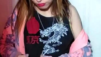 Bonneyuwu seductively licks lollipops in solo scene