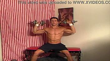 Norost! 18-letna Reese Rideout se sleče in trdo vadi!