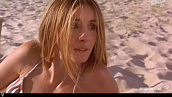 Clotilde Courau a Charlotte Rampling v horké scéně ruční práce