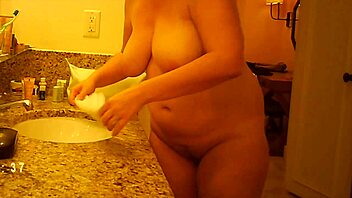 Hidden Cam Captures Mature Milf on Forxnbar5