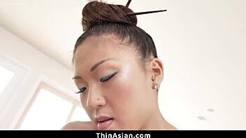 让我们玩万圣节礼物，用舌头舔奶子和屁股