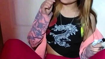 Bonneyuwu likt verleidelijk lolly's in solo scène