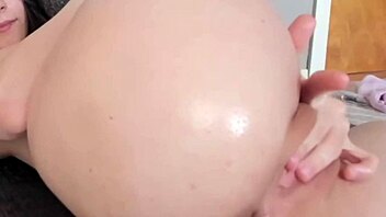 On cam showing pussy and fucking ass while masturbating hard. 😍🔥