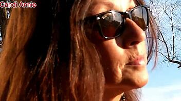 Dojrzała Candi Annie doi chuja na zewnątrz i połyka spermę