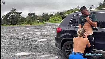 Ik gaf een lift aan mijn vrouws vriendin die mijn lul zoog en toen neukten we langs de weg terwijl mijn vrouw alles filmde.