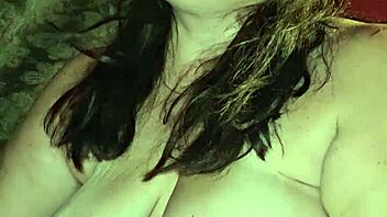 Milf Cums and Orgasms on Feet in Fetish Sex?