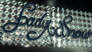 minha namorada me mandou embora, então transei com a meia-irmã dela, lambendo seus peitos pequenos e buceta 😏