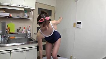 Ootko nähny tän aasialaisen milfin pikkuhousuissa heiluttavan isoa käyrää perseensä ja isoja luonnollisia tissejään cosplayssa?