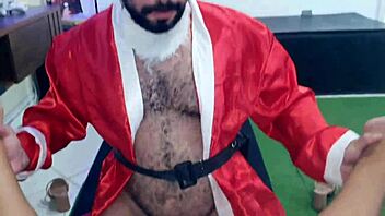 Leo Fernandez futuie fundul păros al latinei la petrecerea de Crăciun