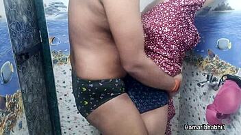 देसी भाभी की ब्लू पैंटीज पर हॉट हैंडजॉब