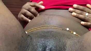 Ebony amatör solo i hemmagjord klipp med intens onani och stor rövlek