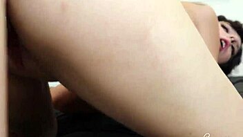 minha namorada me mandou embora, então transei com a meia-irmã dela, lambendo seus peitos pequenos e buceta 😏