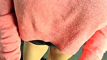 Hotwife Fodi gets it on with a condom in gym