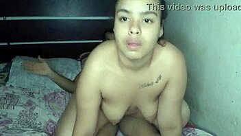 Novinha Sentando Gostoso de Sainha Jeans