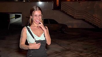 Hey, you see this Colombiana taking it hard in a public mall parking lot, part 1?