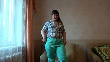 BBW enjoys solo relaxation