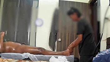 Скрытая камера ловит горячий массаж с хэппи-эндом