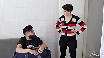 minha namorada me mandou embora, então transei com a meia-irmã dela, lambendo seus peitos pequenos e buceta 😏