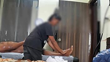 Скрытая камера ловит горячий массаж с хэппи-эндом