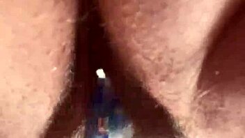 Close-up af behåret fisse der bliver arbejdet med glasdildo solo