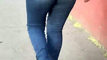 لاتينية حلوة في جينز ضيق