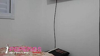 Vivi Guedez calls TV technician, pays with pussy