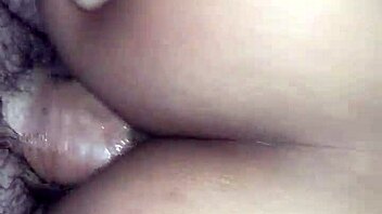 Me follo el culo de mi esposa y se siente increíble