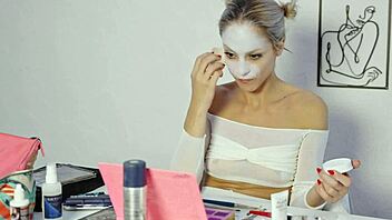 Harley Quinn Makeup Tutorial by Miss Daisy Diamond for Halloween