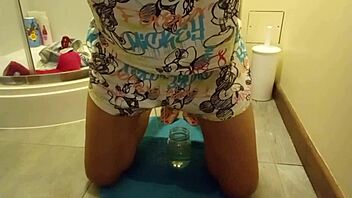 Mokrenje in masturbacija z dildom v spalnici