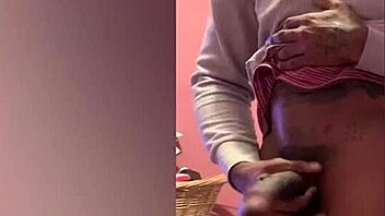 예쁜 자지 나오니까 자랑 안 할 수가 없어