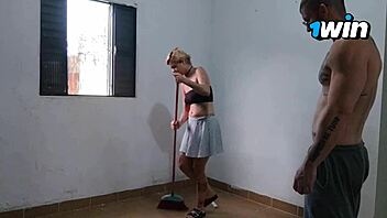 Blonde slut gives deepthroat after cleaning