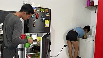 Ei, esta colegial 18+ quente chama o colega para sexo secreto, quer assistir?