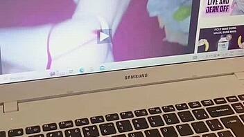 Viajei e deixei minha namorada sozinha coloquei uma camera pra ver o que ela faz no quarto