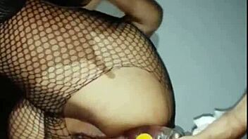 Corno Abre o Cu Guloso da Mulher Infiel com Fisting Brutal!