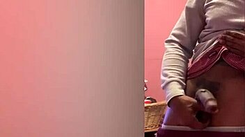 예쁜 자지 나오니까 자랑 안 할 수가 없어