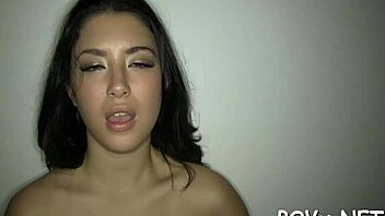 Pikku 18+ kaunottaret imevät kyrpää POV kovaan panontaan