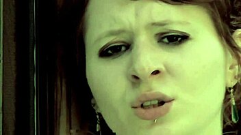 Русская девушка, рожденная шлюхой, татуированная наслаждается секс-игрушками и трахает себя пальцами