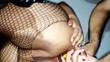 Corno Abre o Cu Guloso da Mulher Infiel com Fisting Brutal!