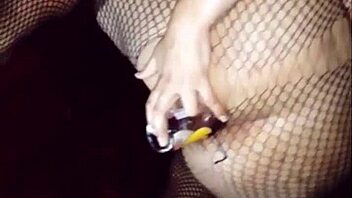 Corno Abre o Cu Guloso da Mulher Infiel com Fisting Brutal!