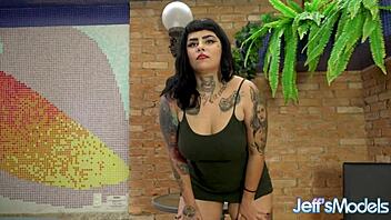 Sexy tattooed plumper Alana Kralissa spreads for dildo 😍