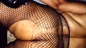 Corno Abre o Cu Guloso da Mulher Infiel com Fisting Brutal!